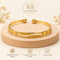 Single cutwork kada on wooden display with brand logo and three highlights