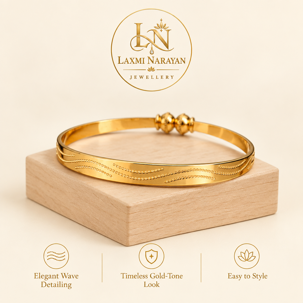 Single kada on a wooden display with brand logo and three style highlights